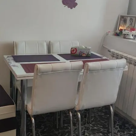 Cazare Garsoniera Apartment *